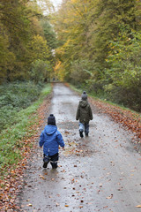 Fototapeta premium 2 Kinder im Wald 