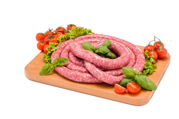Salsiccia di maiale, luganega, su tagliere di legno