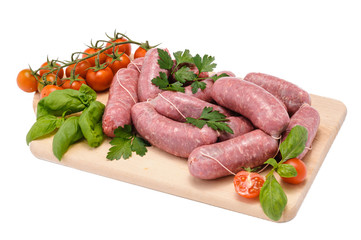 Nodini di salsiccia di maiale su tagliere di legno