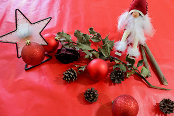 Composizione di vari oggetti decorativi di natale su sfondo rosso carta regalo 