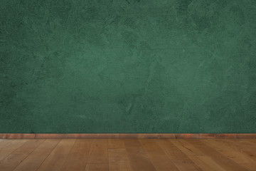 Holzboden und grüne Wand