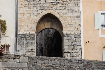 Porte de ville dans la muraille en pierre du le village de Sauzet - Département de la Drôme -...