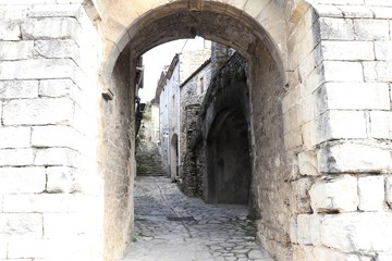 Obraz premium Porte de ville dans la muraille en pierre du le village de Sauzet - Département de la Drôme - France