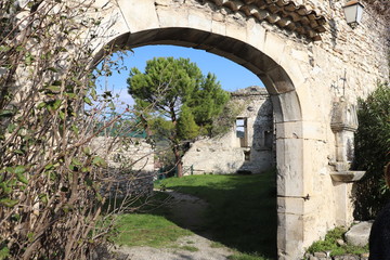 Porte de ville dans la muraille en pierre du le village de Sauzet - Département de la Drôme - France