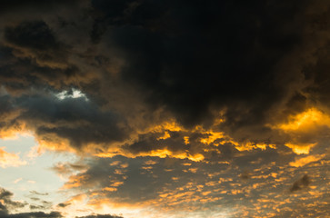 view of sunlight and cloud on the sky in sunset