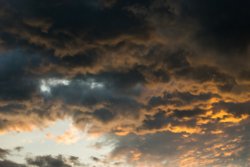 view of sunlight and cloud on the sky in sunset