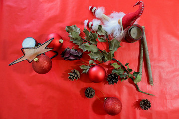 Composizione di vari oggetti decorativi di natale su sfondo rosso carta regalo 