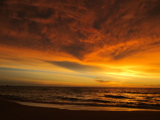 Fototapeta na wymiar picturesque sunset on the ocean in tropics