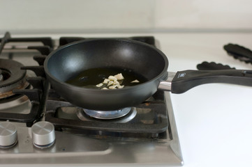 Knoblauch in einer Pfanne