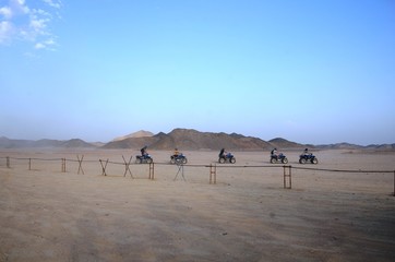 Fototapeta na wymiar Safari Badawya dans le désert ( Hurghada -Égypte)