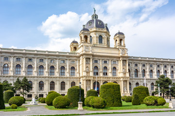 Obraz premium Museum of Art History (Kunsthistorisches museum) on Maria Theresa square (Maria-Theresien-Platz), Vienna, Austria