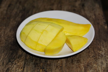 sliced mango on a plate