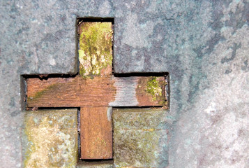 Holzkreuz in Stein eingelassen 1