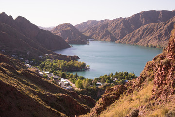 Naklejka premium view of the lake in the mountains