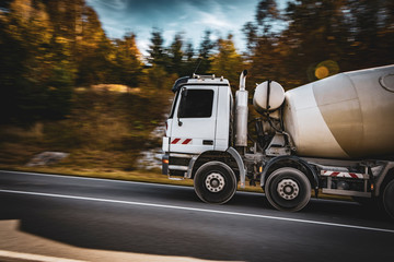 Betonmischer LKW dynamisch