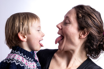 Jeune enfant et mère se tirent la langue
