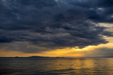 Obraz premium Piękny dramatyczny wschód słońca morze plaża krajobraz. Fotografia kolorowa Horiozntal.
