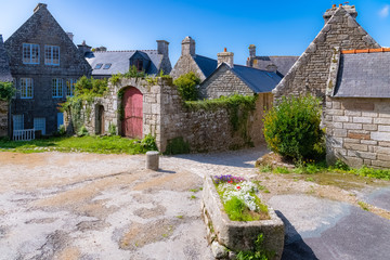 Fototapeta na wymiar Houses in the center of Locronan, beautiful french city in Brittany