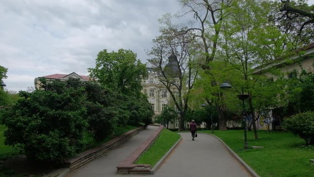 Caminando en el parque. Sof&iacute;a, Bulgaria, Europa.