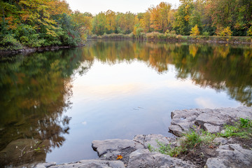 Fototapeta na wymiar Lake in the park autumn colores