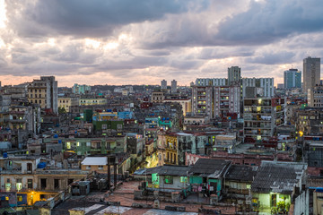 Fototapeta na wymiar vista aerea de La Habana al anochecer