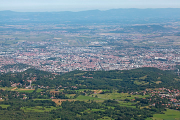Vue aérienne de la ville de Clermont-Ferrand en 