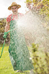 Gärtner mit Gartenschlacuh