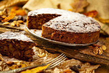 Ciasto z orzechami i czekoladą na jesiennym tle