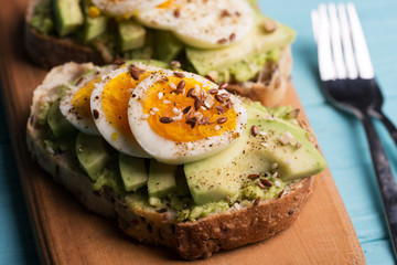 toast with avocado and egg