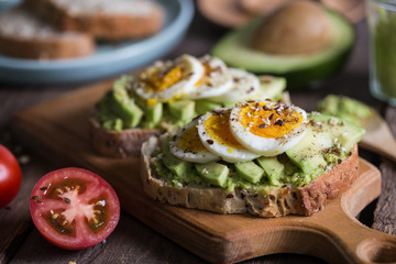 toast with avocado and egg