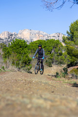 Chico joven realizando ciclismo en la montaña durante un día de invierno