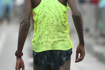 Marathonien sous la pluie