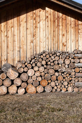Brennholzstapel vor Holzwand