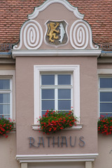 Fototapeta na wymiar Die Nahaufnahme eines Giebelfensters des Rathauses in Waldfischbach. ..