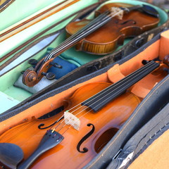 Zwei Geigen in ihren Geigenkästen