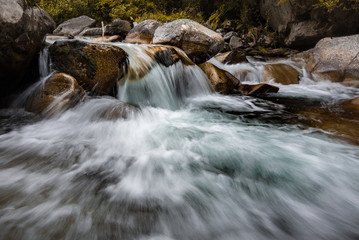 Fototapeta premium Pose longue cascade aux étangs de Bassies, Ariège, Occitanie