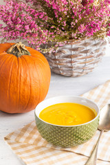 Zupa krem z dyni na jasnym tle