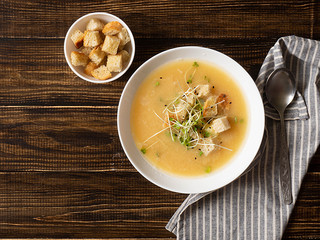 Pea soup with crackers. Vegetarian.