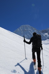 Fototapeta na wymiar skieur de randonnée alpiniste en montagne dans la neige vers Gavarnie dans les pyrénées