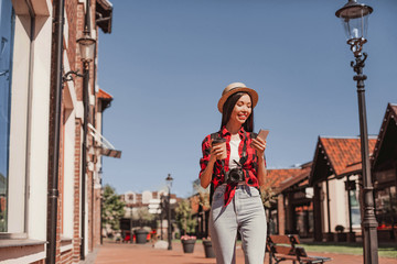 Obraz na płótnie Canvas asian tourist using smartphone and walking on the city street