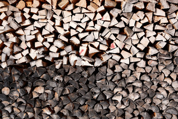 Gestapeltes Brennholz, hell und dunkel