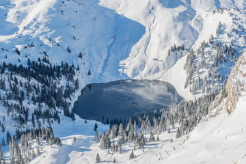 Blick vom Stockhorn auf den zugefrorenen Oberstockensee und das Berner Oberland – Erlenbach, Simmental, Schweiz