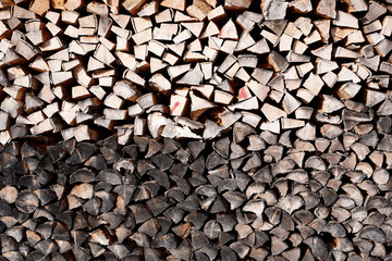 Gestapeltes Brennholz, hell und dunkel