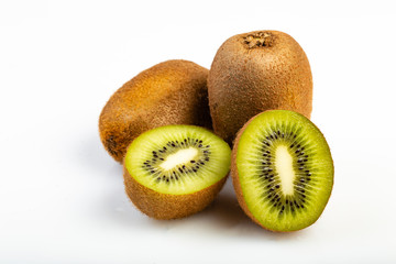Kiwi su sfondo bianco