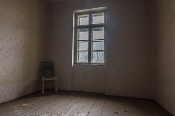 dunkles zimmer mit sessel in einer ecke