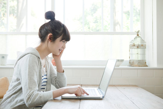 パソコンをする10代女子大生