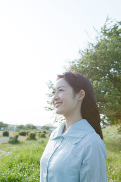 遠くを見つめる10代女子大生