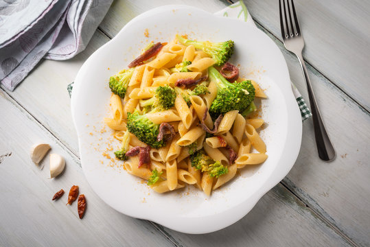 Penne con broccoli, acciughe e peperoncino rosso 