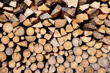 Feuerholz, kantig und rund