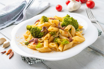 Penne con broccoli, acciughe e peperoncino rosso 
